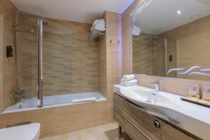 Double or Twin Room with Extra Bed room in Hotel Gótico