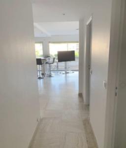 Charming 2 room , 52 m2, very spacious, bright and near sea Martinez hotel