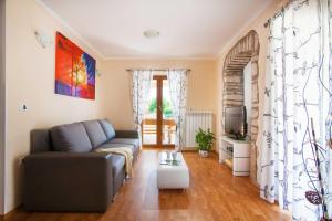 Villa Zora, beautiful modern villa in a village near the sea