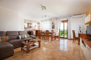 Villa Zora, beautiful modern villa in a village near the sea