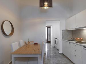 Elegant, affordable apartment with a fireplace