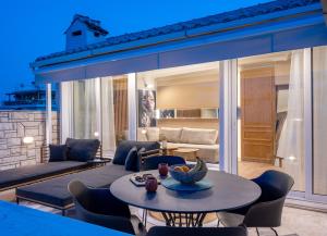 Noho Acropolis Suites x Elise , Olivia