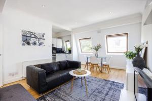 Spacious WEST LONDON Apartment - GREAT LOCATION
