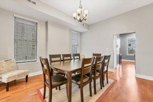 St Louis Tower Grove Two-Story Townhome Perfect for Groups Side A