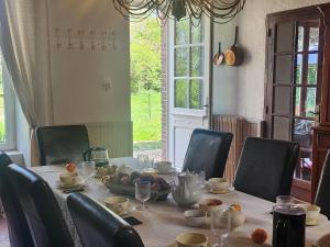 La Longère du cheval noir chambre dhôtes référence et table dhôtes, en pleine nature, proche dune cité médièvale, parking couvert securisé