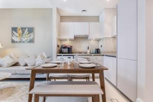 STAY BY LATINEM Luxury 1BR Holiday Home CVR A2003 near Burj Khalifa