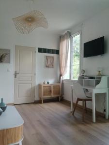 Maison " Bouton dor" au bord de leau, à 10 mn de Tours , meublé classé une étoile