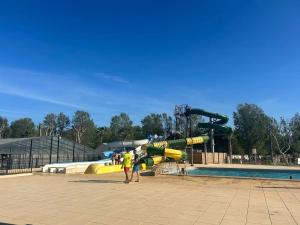 Maisons de vacances Bungalow cosy a Vendres avec piscine partagee : photos des chambres