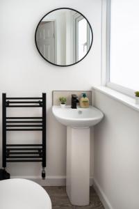 Modern 3 Bed House-Free Parking