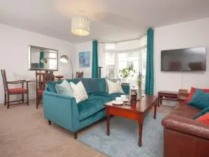 2 Central, spacious, apartment with private patio - Salcombe Regis