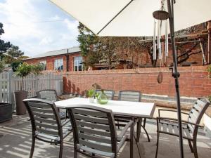 2 Central, spacious, apartment with private patio