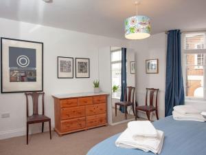 2 Central, spacious, apartment with private patio