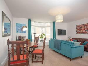 2 Central, spacious, apartment with private patio