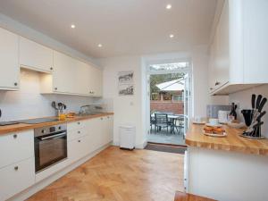 2 Central, spacious, apartment with private patio