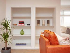 1 Perfectly located stylish, comfortable apartment