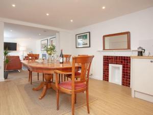 1 Perfectly located stylish, comfortable apartment