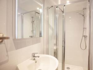 1 Perfectly located stylish, comfortable apartment