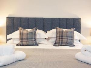 1 Perfectly located stylish, comfortable apartment