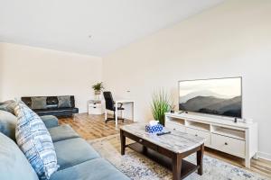 Quiet Irvine Poolside Ground Floor Apartment, Fast WIFI, Walk to Shops, Near Great Park, UCI, Irvine Spectrum