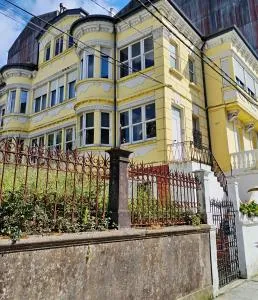Yellow House - Viveiro