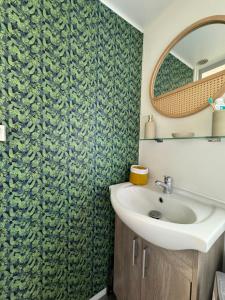 Campings Mobil home climatise golf de saint tropez camping 4 etoile : photos des chambres