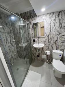 Habitacion de hotel dentro de centro comercial con frisby