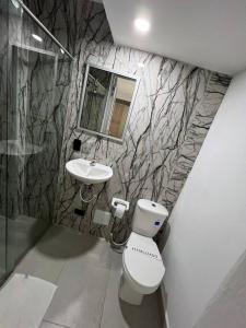 Habitacion de hotel dentro de centro comercial con frisby