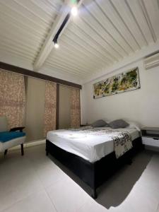 Habitacion de hotel dentro de centro comercial con frisby
