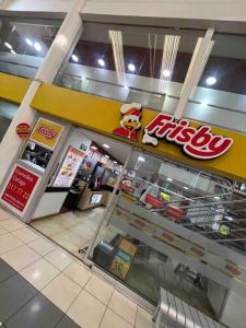 Habitacion de hotel dentro de centro comercial con frisby