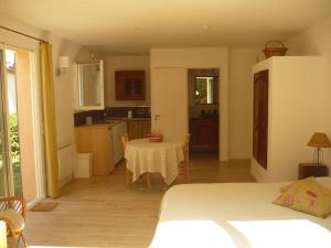 Les Merles : joli studio dans la campagne Aixoise.