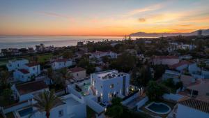 VACATION MARBELLA I Villa Marbesa White Pearl, Two Private Pools, 3min walk to the Beach, Fastest WiFi, Built in 2024