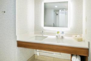 Standard Room room in Holiday Inn Express Woodbridge an IHG Hotel