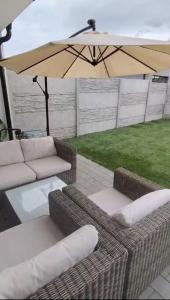 Moderný 2 izbový dom so záhradou a terasou blízko Bratislavy