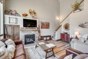 Newly Built Estes Park Townhome, 2 Miles to RMNP!