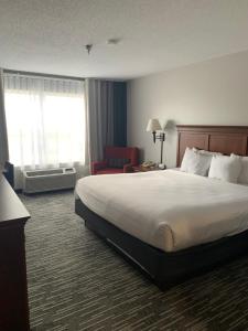 King Room - Non-Smoking room in Country Inn & Suites by Radisson Fort Dodge IA