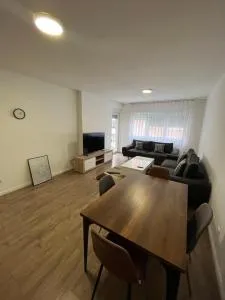 White Downtown Apartment - 乌罗舍瓦茨