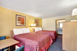 Double Room with Two Double Beds - Smoking room in Days Inn by Wyndham Knoxville West