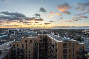 Sunset Retreat: Steps from Heathrow/Twickenham - 豪士罗