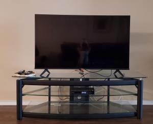 Comfy KING Bed, Large private Basement Suite, Smart TV in Penticton- city of PEACHES AND BEACHES