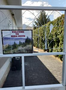 Comfy KING Bed, Large private Basement Suite, Smart TV in Penticton- city of PEACHES AND BEACHES
