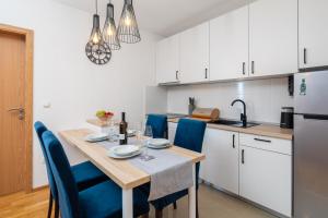 Apartment Noa with sea view and private parking