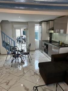 Appartements Maison de ville avec terrasse : photos des chambres