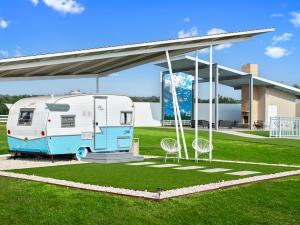 Blue Skies Resort - Glamping - Pool - Fireplace