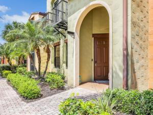 Luxury Paseo Townhome Pool Bars and Beaches