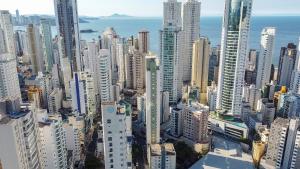 Elegance Tower 3 Suítes by Achei Camboriú