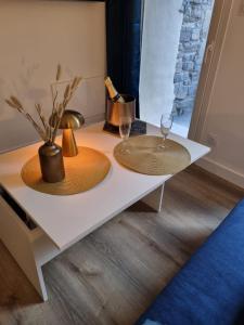 Appartements Lhotel de la Poule et du Renard Appartement avec Balneo terrasse dans le centre du vieux Millau : photos des chambres