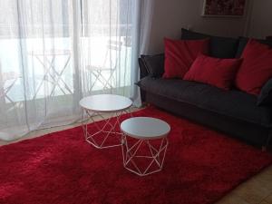 El estudio de las mariposas,sofa cama , cocina y baño