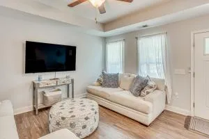 Charming Oak Island Beach House with Fire Pit and Yard - أوك آيلاند