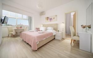 Meri Rooms