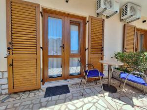 Apartment and Rooms Katunar